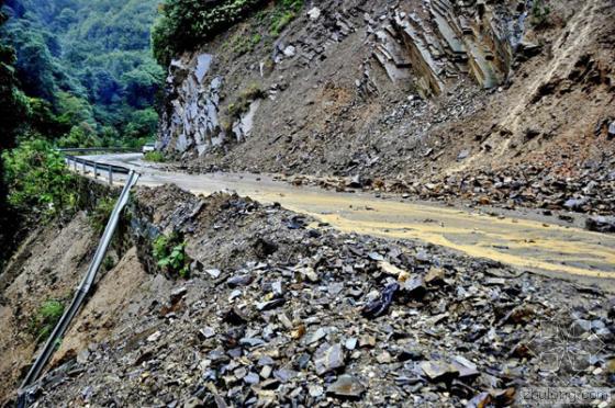 强降雨导致安福县出现多起小型山体滑坡,塌方等地质灾害