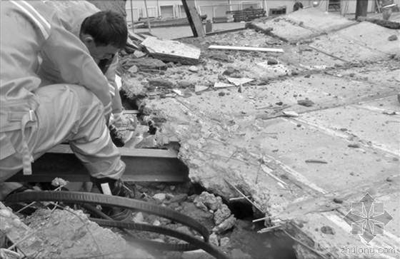 温州消防安全资料下载-学校建筑拆除时坍塌 消防员爬缝隙救出被困工人