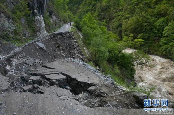 [分享]四川甘孜州道孚县暴雨引发山洪泥石流致部分公路中断