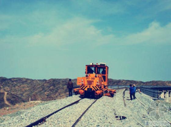 铁路铺轨设计资料下载-新疆首条民营铁路铺轨合拢