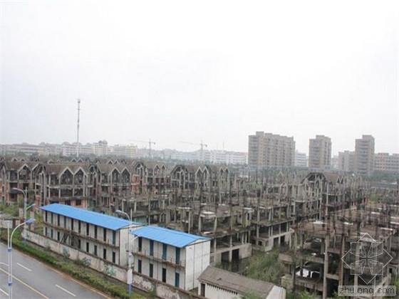 义乌别墅装修资料下载-浙江义乌50余栋烂尾楼荒废 杂草丛生似鬼屋
