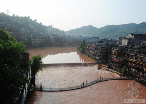 凤凰古城被淹：风雨桥冲垮 全城12万人受灾-湖南凤凰古城遭暴雨变泽国__副本.jpg