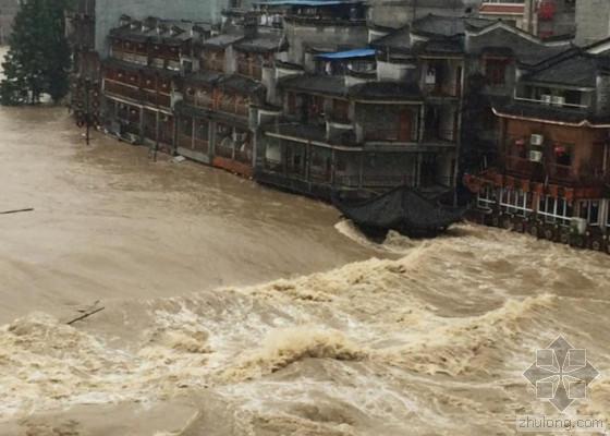 凤凰古城被淹：风雨桥冲垮 全城12万人受灾-湖南连降暴雨凤凰古城被淹_副本.jpg