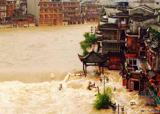 凤凰古城被淹：风雨桥冲垮 全城12万人受灾-凤凰连降暴雨成灾 古城被淹景区关闭_副本.jpg