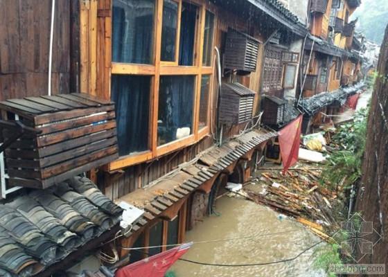 凤凰古城被淹：风雨桥冲垮 全城12万人受灾-湖南连降暴雨凤凰古城被淹 预警由蓝色升级为_副本.jpg