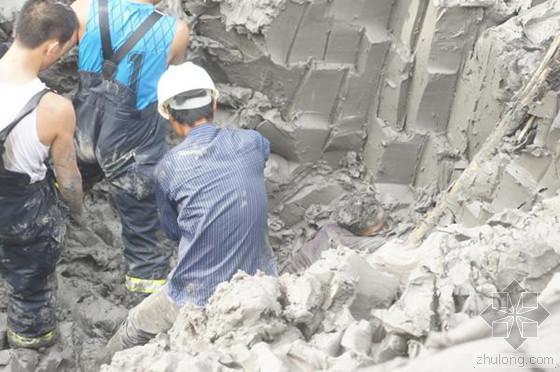 土方防坍塌资料下载-宁波一建筑工地打桩遇土方坍塌 1工人被埋遇难