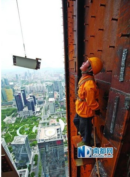 工人宿舍图资料下载-工人每天漫步在深圳第一高楼 “云端”施工