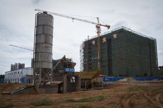 办公政务大楼方案资料下载-湖南贫困县耗资2亿疑“偷偷摸摸”盖政府大楼