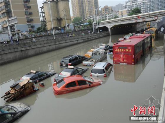 桥下穿道路施工方案资料下载-合肥暴雨致桥下道路严重积水数车被困（组图）