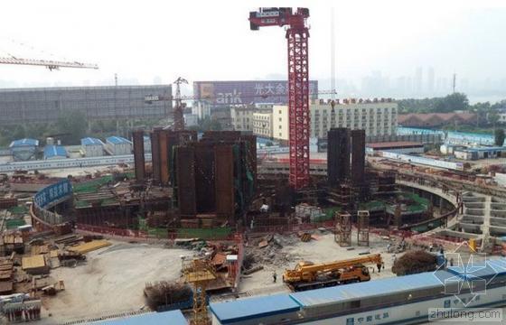 武汉方正国际金融中心资料下载-武汉606米绿地中心“跃”出地面 预计2017年全面竣工