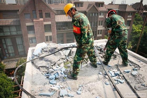 复式居民楼资料下载-上海一违建业主暴力抗拆