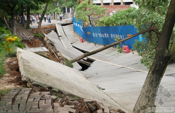 南宁工地坍塌 800平方米道路变深坑-fb8f6b764761420da410b56e451bc7f3.jpg