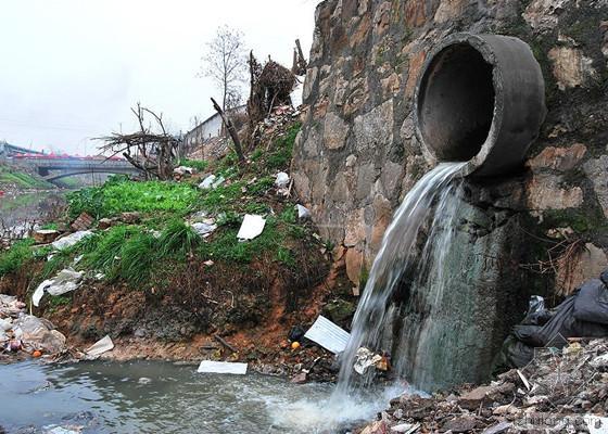 河道排污口资料下载-环保局想尽办法“解释”成了黑厂排污的“辩护人”