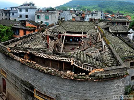 [分享]百年宗祠因木梁腐朽 瞬间坍塌