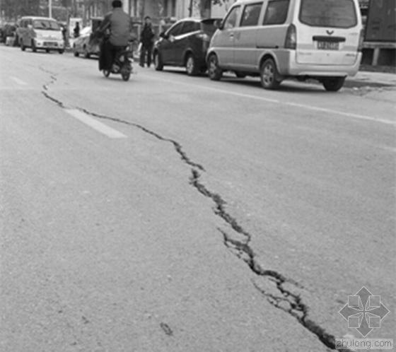 道路塌陷处理专项方案资料下载-道路未通路面已塌陷 裂缝长达百余米