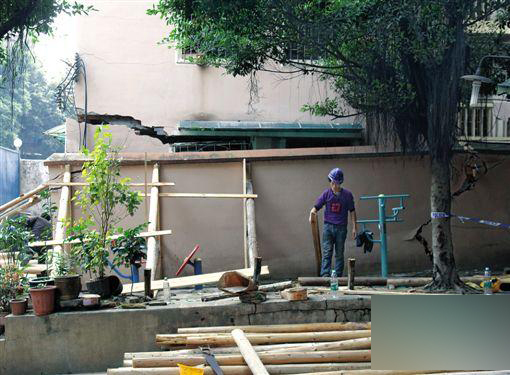 中国民宅建筑资料下载-惊魂一刻！四层民宅墙裂下陷 上百居民连夜撤离