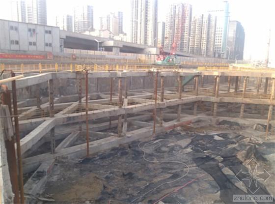 超高层塔楼超深基坑资料下载-南京在建最大最深基坑 65米深“铜墙铁壁”来围护