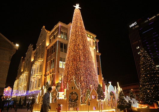 武汉欧式装饰资料下载-武汉汉街斥资200万打造“江南”style欧洲圣诞小镇