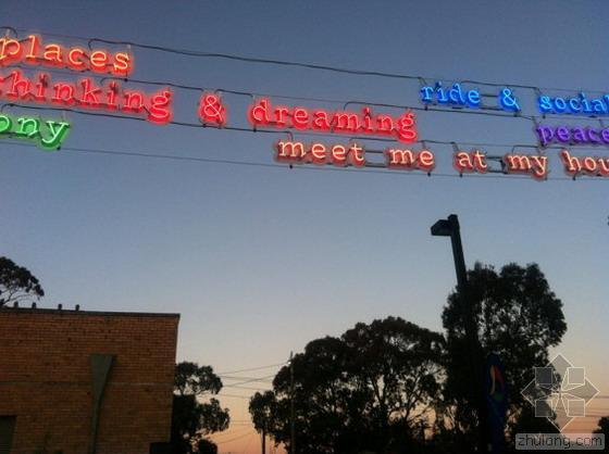 青岛东西洞门社区改造工程资料下载-澳大利亚街道公园霓虹灯“横幅”闪亮整个社区