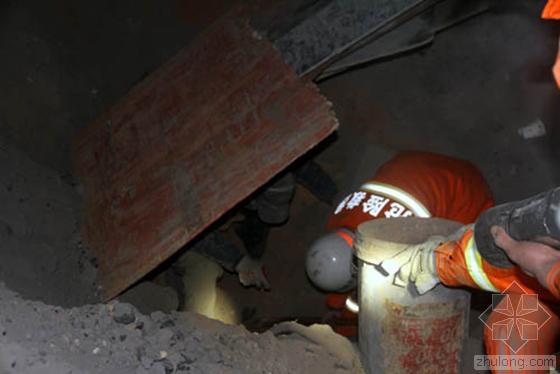 水泥库建筑资料下载-新疆一水泥混合库原料塌方 一工人被困