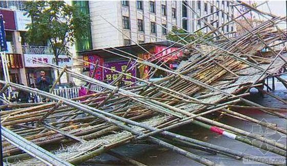 成片高层住宅小区监理大纲资料下载-南汇一栋居民楼脚手架成片倒塌多人受伤