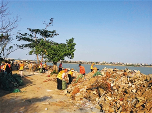 建筑垃圾固体废弃物资料下载-海口承诺两周清完涌向大海的建筑垃圾