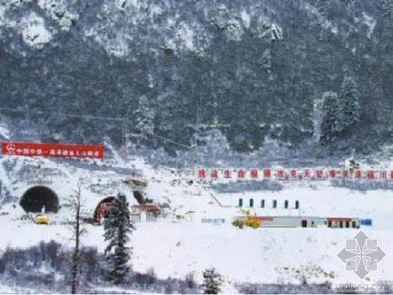 冬日探访：世界首座高海拔隧道建设现场-被白雪覆盖的隧道工地