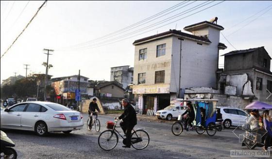 最牛路口“钉子户” 令车辆行人苦不堪言-最牛路口“钉子户” 叫车辆行人苦不堪言