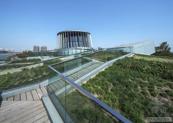 远香湖公园服务建筑资料下载-上海远香湖公园内建“屋顶花园”餐馆 吃饭看美景！