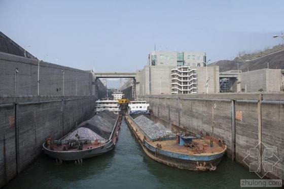 港口与航道工程技术视频资料下载-货船过三峡大坝船闸排队两三天 长江航运需提速