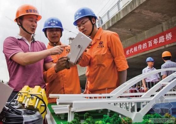 塔吊警示带资料下载-工地监控出新招 塔吊装“黑匣子”