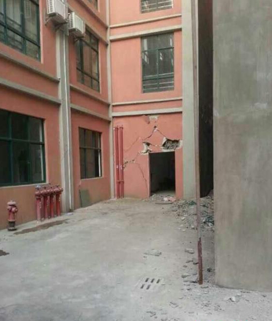 云南省房屋建筑资料下载-云南临沧发生5.5级地震 建筑物受损