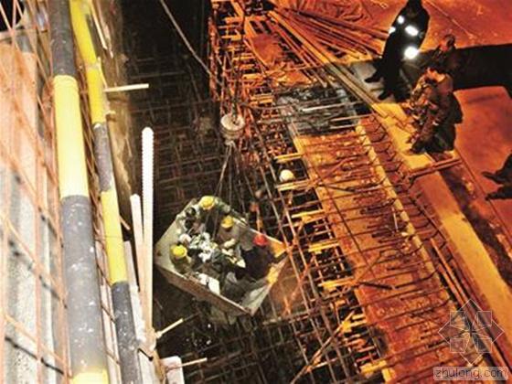 武汉地铁1号资料下载-武汉地铁3号线工地一工人失足坠下10米基坑