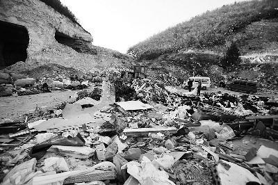 建筑垃圾生活垃圾处理资料下载-北京昌平一垃圾场侵占河道 倒垃圾一车收一百