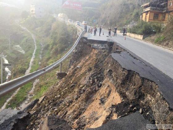 19米宽公路路基设计资料下载-贵州308省道6米宽路基突然坍塌