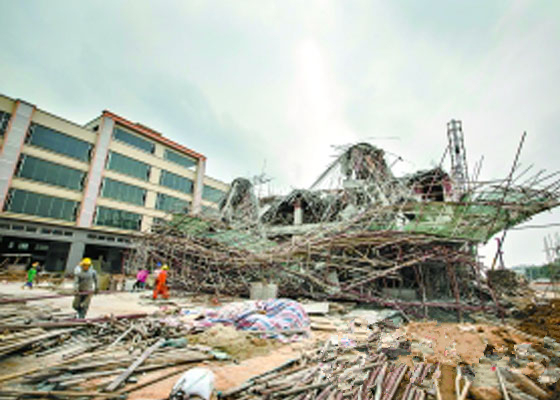 4万平方米医院建筑资料下载-楼还未建好 就塌了80平方米！