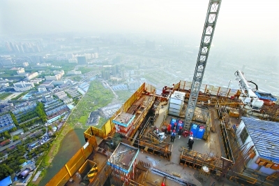 全幕墙写字楼资料下载-438米“武汉中心”今封顶 幕墙会呼吸雨水全收集