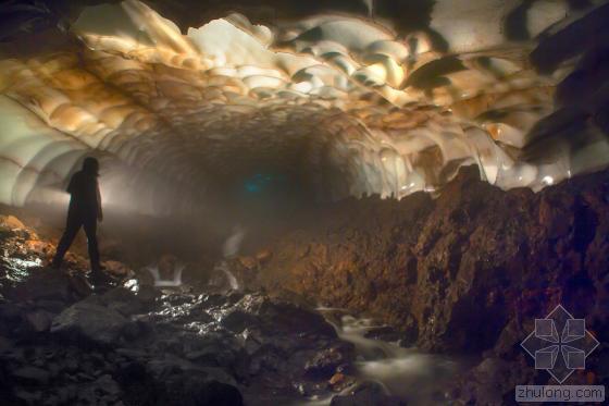 堪察加半岛“彩虹冰洞” 绚丽如万花筒-35岁的俄罗斯摄影师Denis Budkov艰苦跋涉拍摄到这组照片