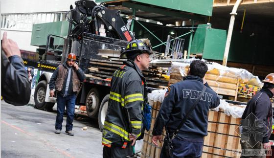 吊车安装工程资料下载-纽约曼哈顿建筑工地吊车发生事故 致1人死亡