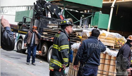 2019年全国发生事故统计资料下载-纽约曼哈顿建筑工地吊车发生事故 致1人死亡