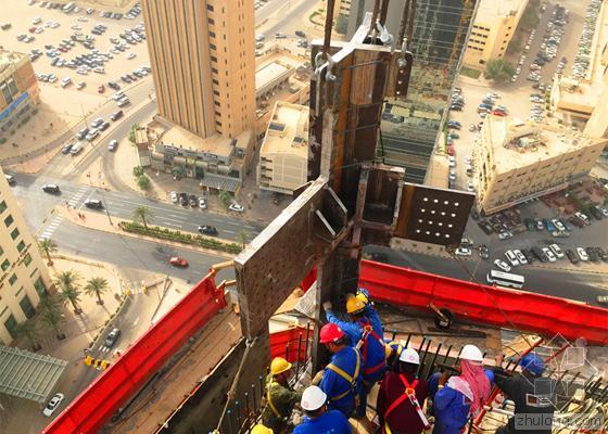 中国建筑承建科威特单体钢结构300米第一高楼开始桁架层安装-施工现场工人安装桁架层