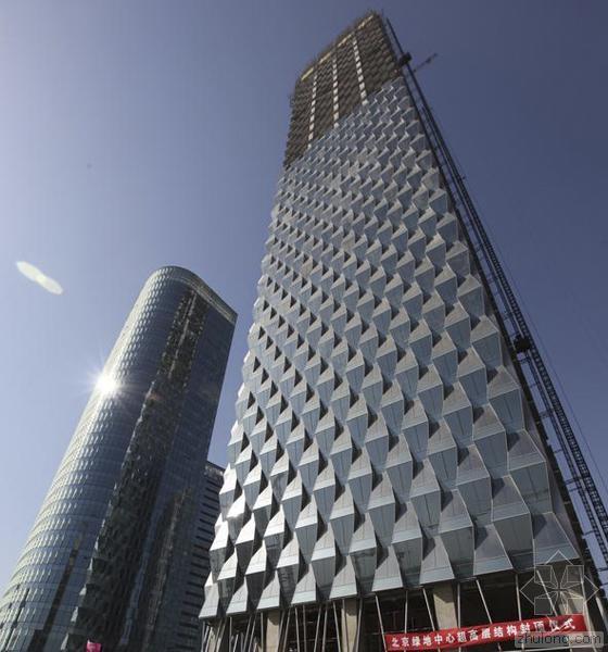 钢结构50米高资料下载-首都机场地区标志建筑“国门第一高”超高钢结构封顶