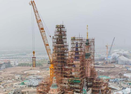 空中绽放的的金牡丹 上海迪士尼乐园奇幻童话城堡封顶 空中绽放的的金牡丹 上海迪士尼乐园奇幻童话城堡封顶