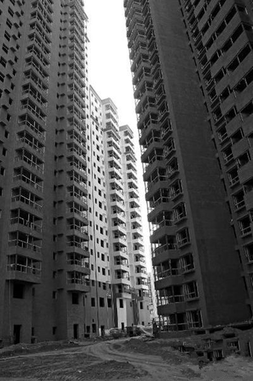 陕西省多层住宅建筑施工图资料下载-20多层住宅楼间距仅12米 这是“一分钱一分货”？