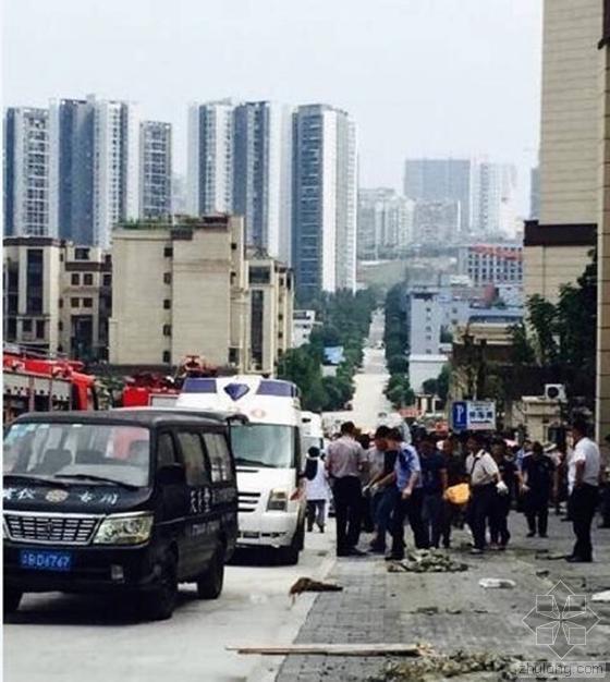 重庆楼盘最新资料下载-重庆一工地围墙倒塌 已致4死2伤