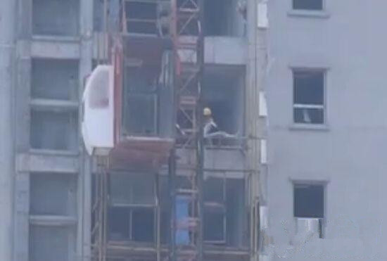 建筑工地施工大门CAD资料下载-济南建筑工地 一工人从80米高空坠亡