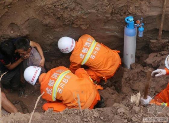 小区景观刨资料下载-建筑工地塌方工人被埋 成都消防队员刨土营救