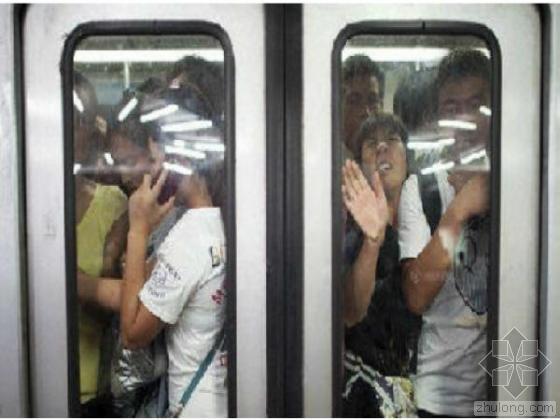 最新北京地铁高清图资料下载-北京地铁乘客被挤骨折 引发“挤地铁攻略”
