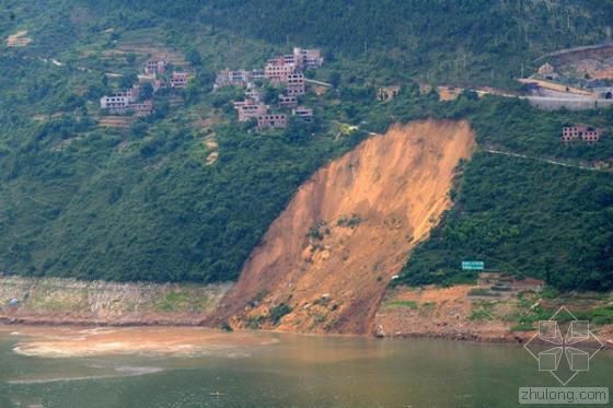 山体小景观资料下载-重庆巫山山体滑坡 13艘船翻沉1死5伤