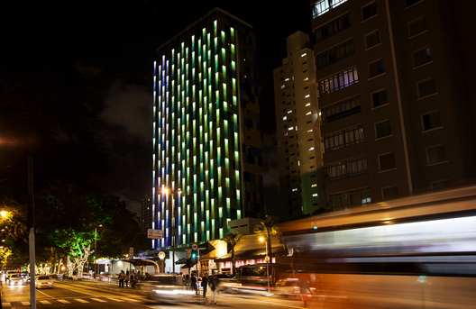 互动式建筑资料下载-太耀眼！圣保罗市WZ Jardins酒店互动式灯光幕墙